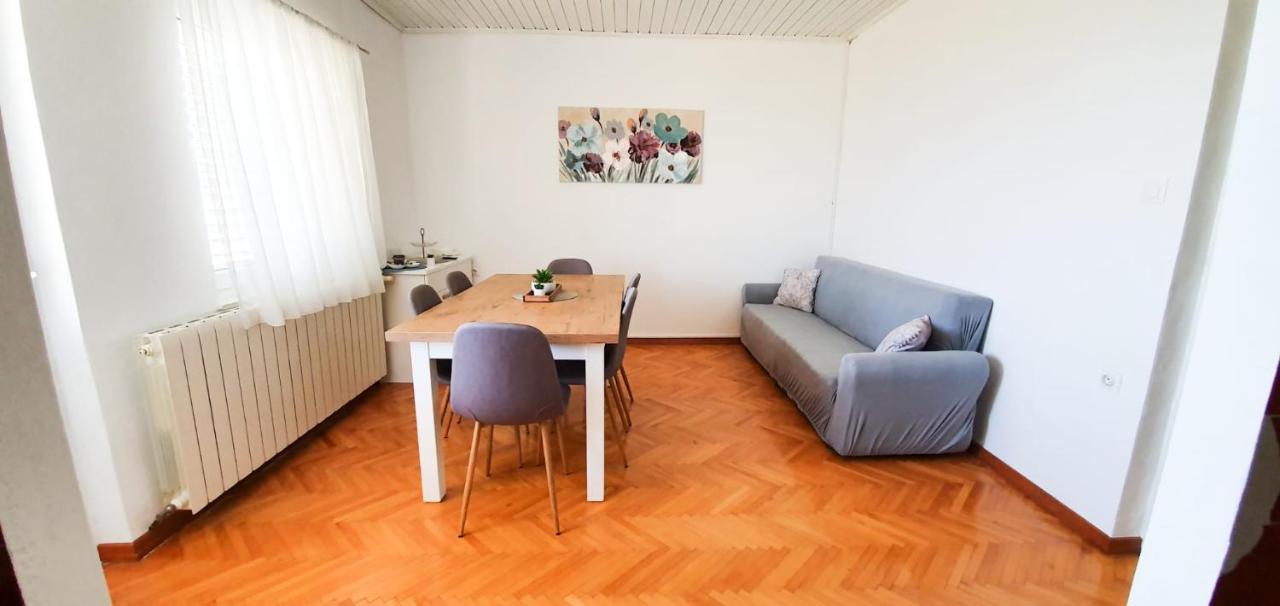 Apartament Sara *