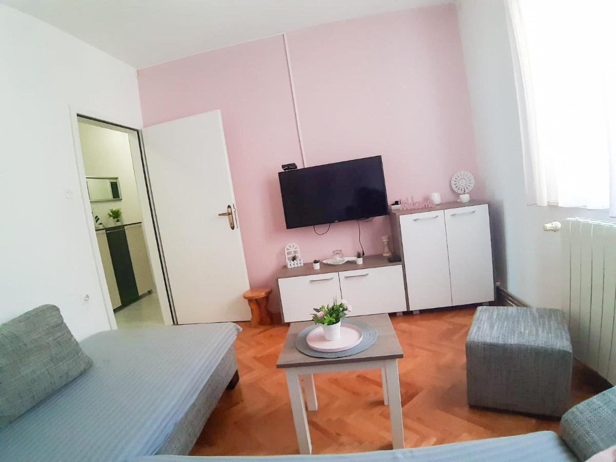 Apartament Sara *